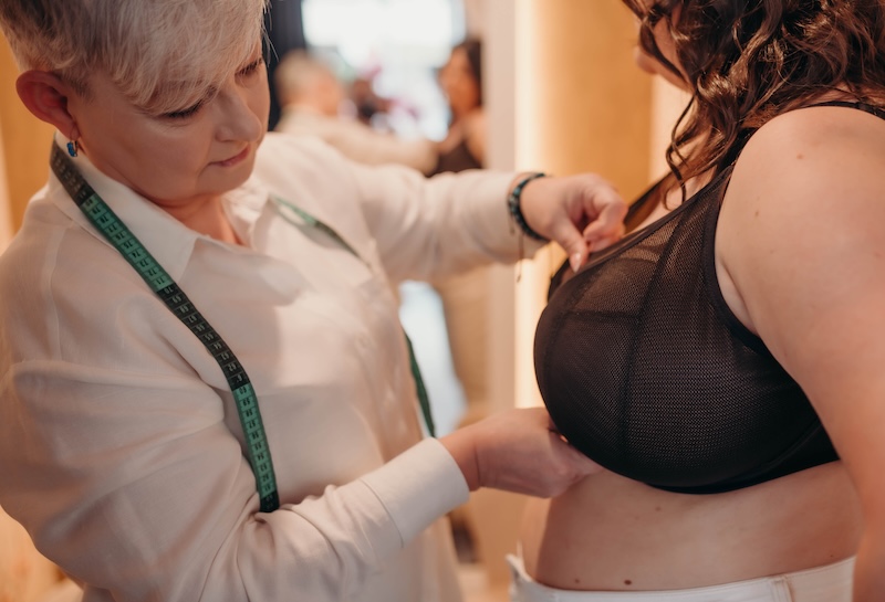 Zmiany biustu w okresie menopauzy – dopasowanie stanika