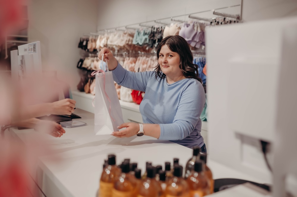 Pomiar pod biustem i w biuście podczas wizyty brafittingowej